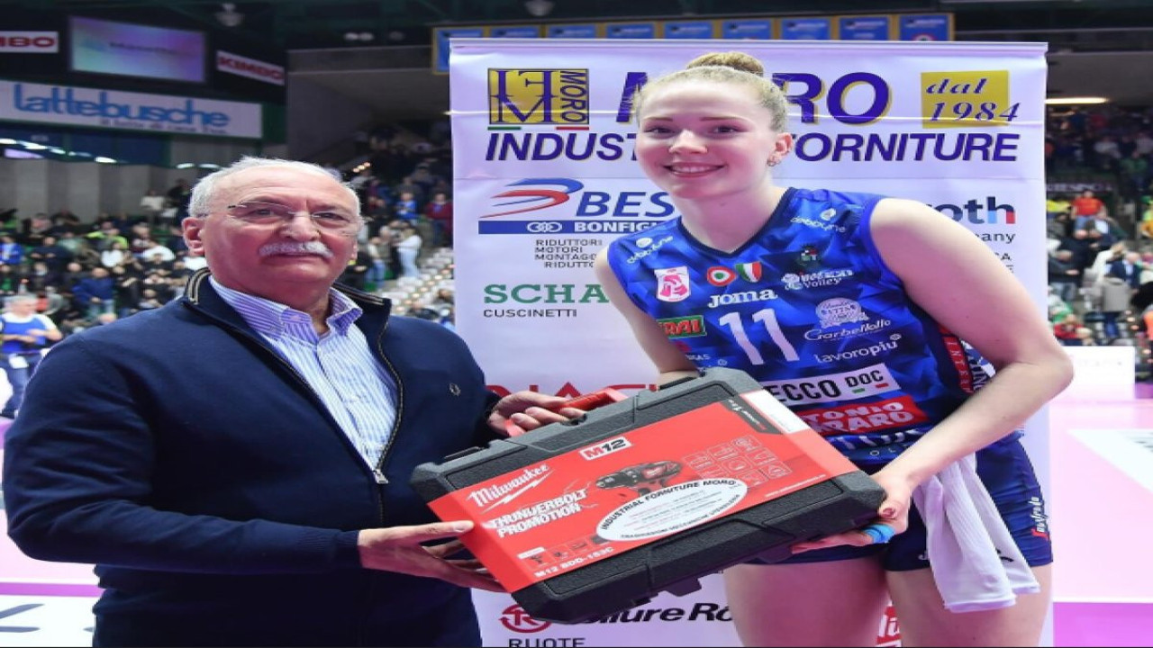 Maçın oyuncusu seçilen kadın voleybolcuya matkap seti hediye edildi