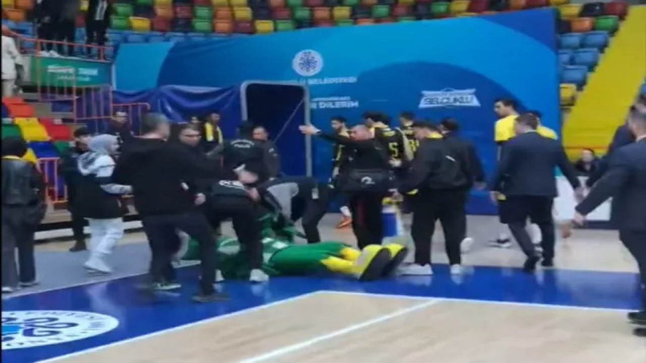 Basketbol maçında 'Konyalım yürü' şarkısı ortalığı gerdi, Kavga çıktı. Bu kez de Kurtlar Vadisi müziği başladı. Maskot yere düştü