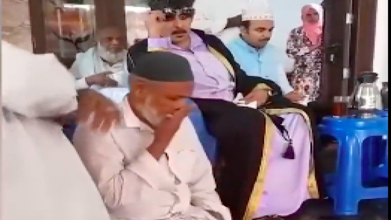 Hindistan'da din adamının müritlerinden biri elini adamın ayağına sürüp kokladı