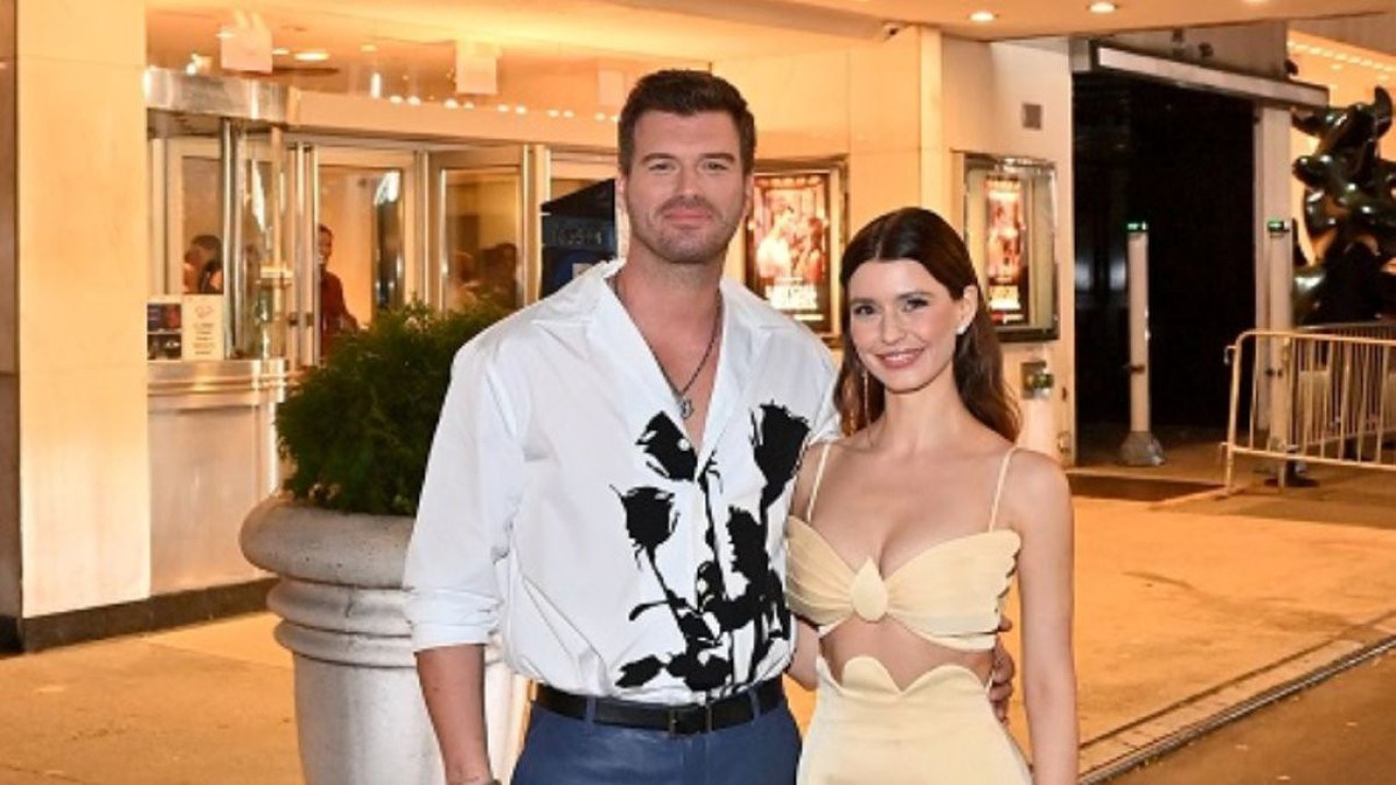 Beren Saat ve Kıvanç Tatlıtuğ New York'ta. Dekoltesiyle tüm bakışları üzerine topladı