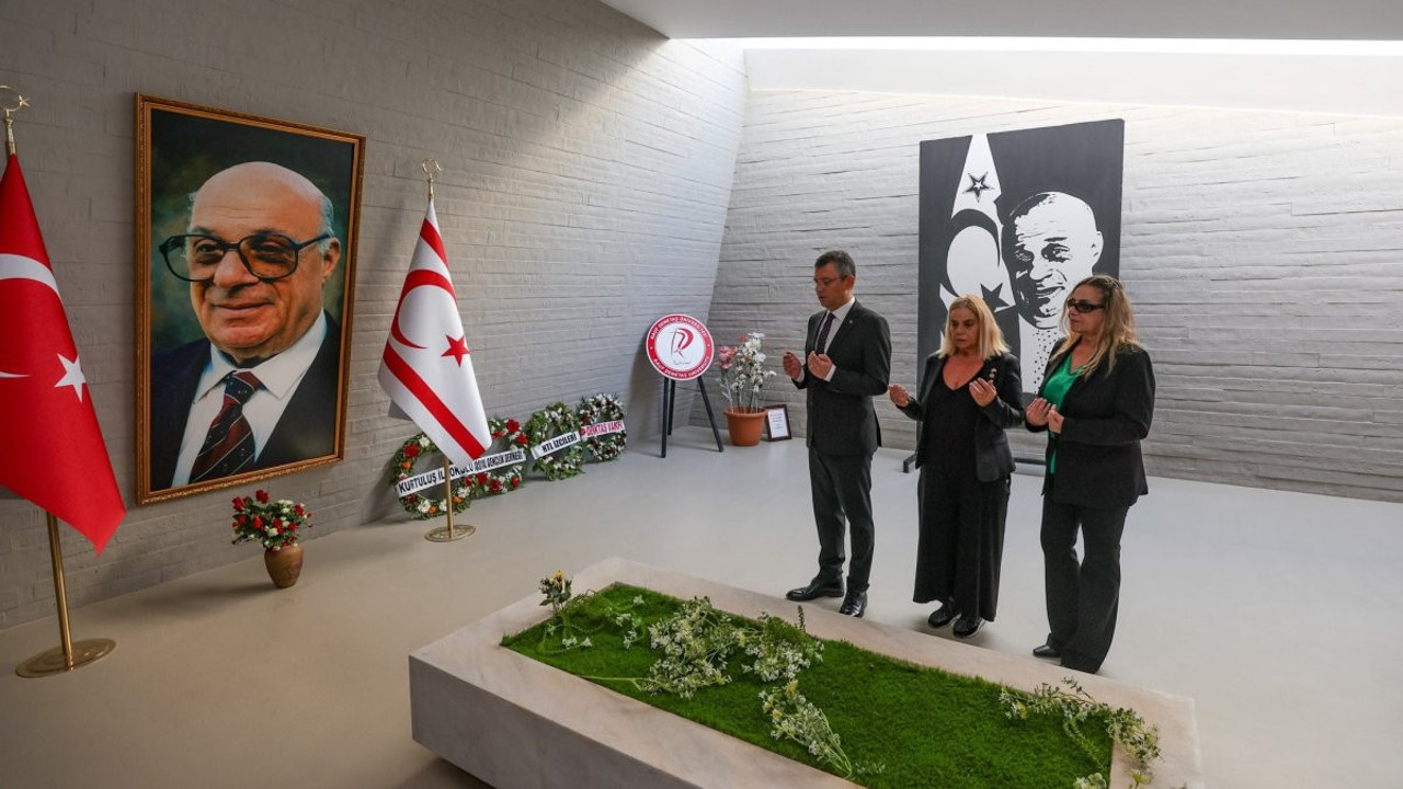 CHP Genel Başkanı Özel, KKTC'de Küçük ve Denktaş'ın kabirlerini ziyaret etti