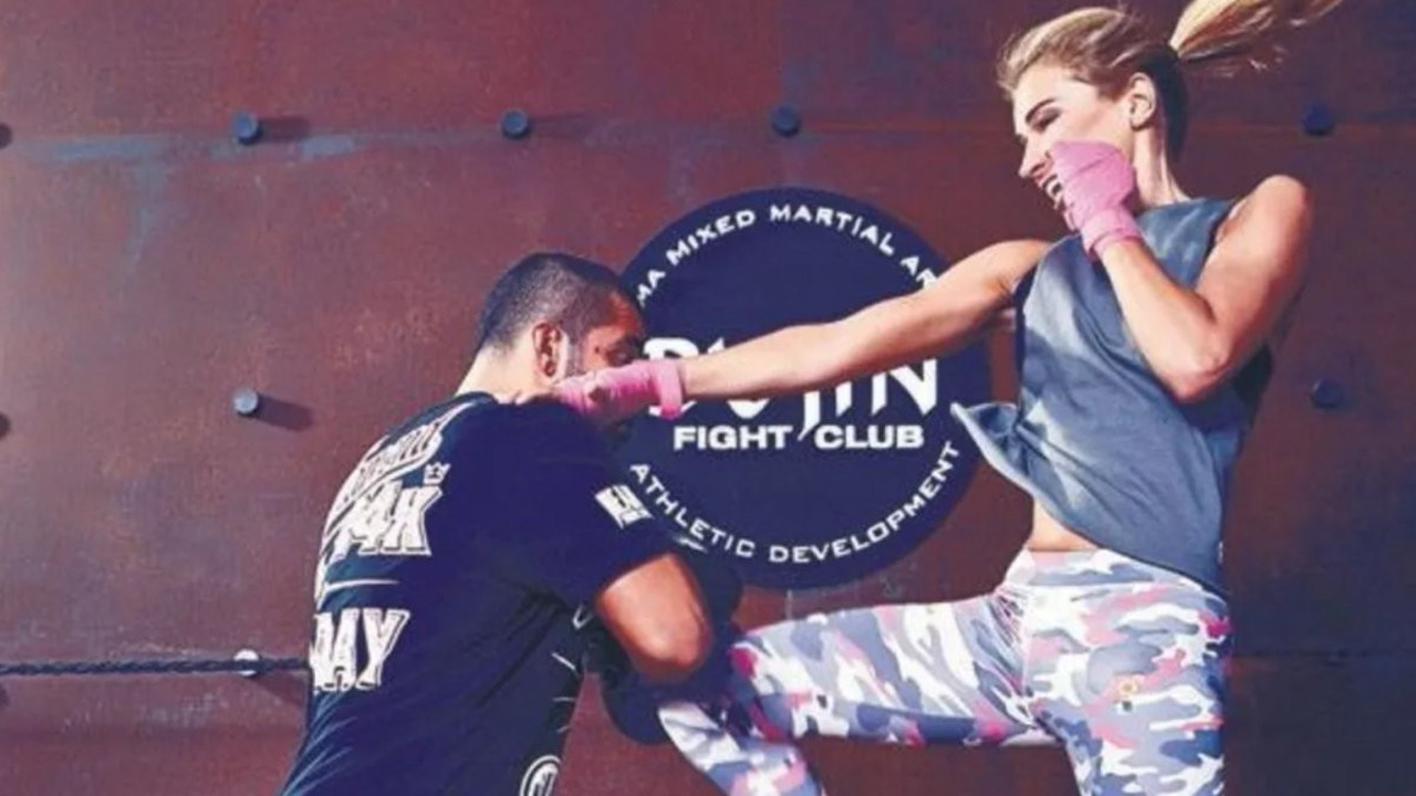 Burcu Esmersoy ringlere geri döndü. Yeni gelin 7 saniyede 9 tekme atıyor