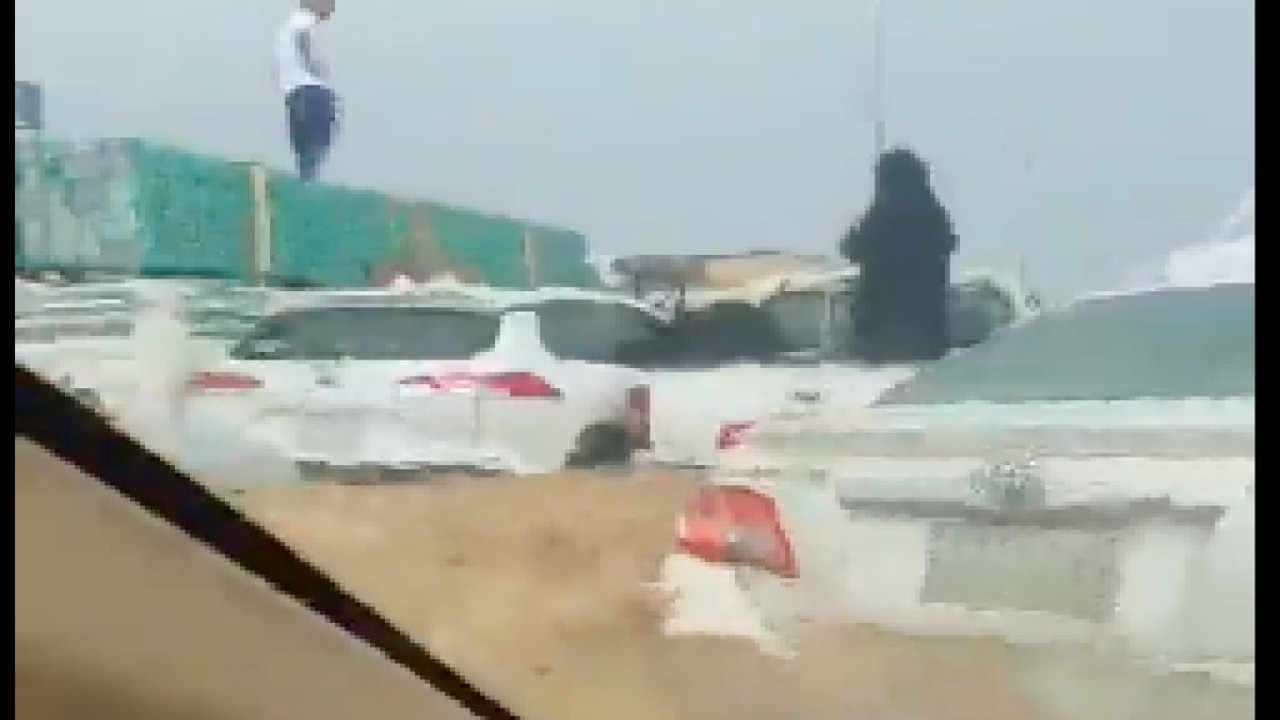 Lüks otomobilin içi torpidoya kadar su doldu