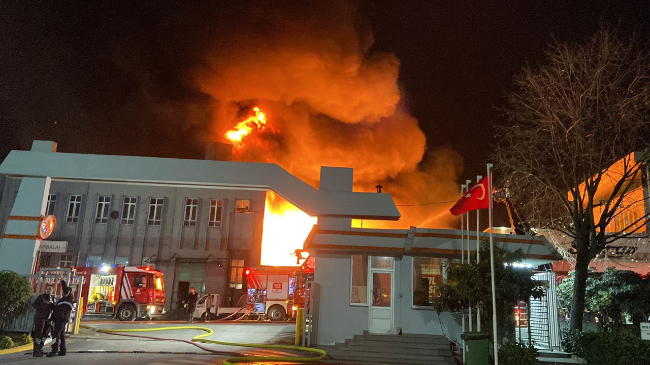 Esenyurt'ta kimyasal madde deposunda yangın çıktı. Patlamalar oluyor