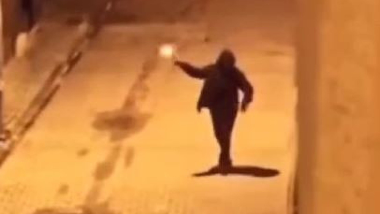 Maganda sokakta ateş ederek yürüdü