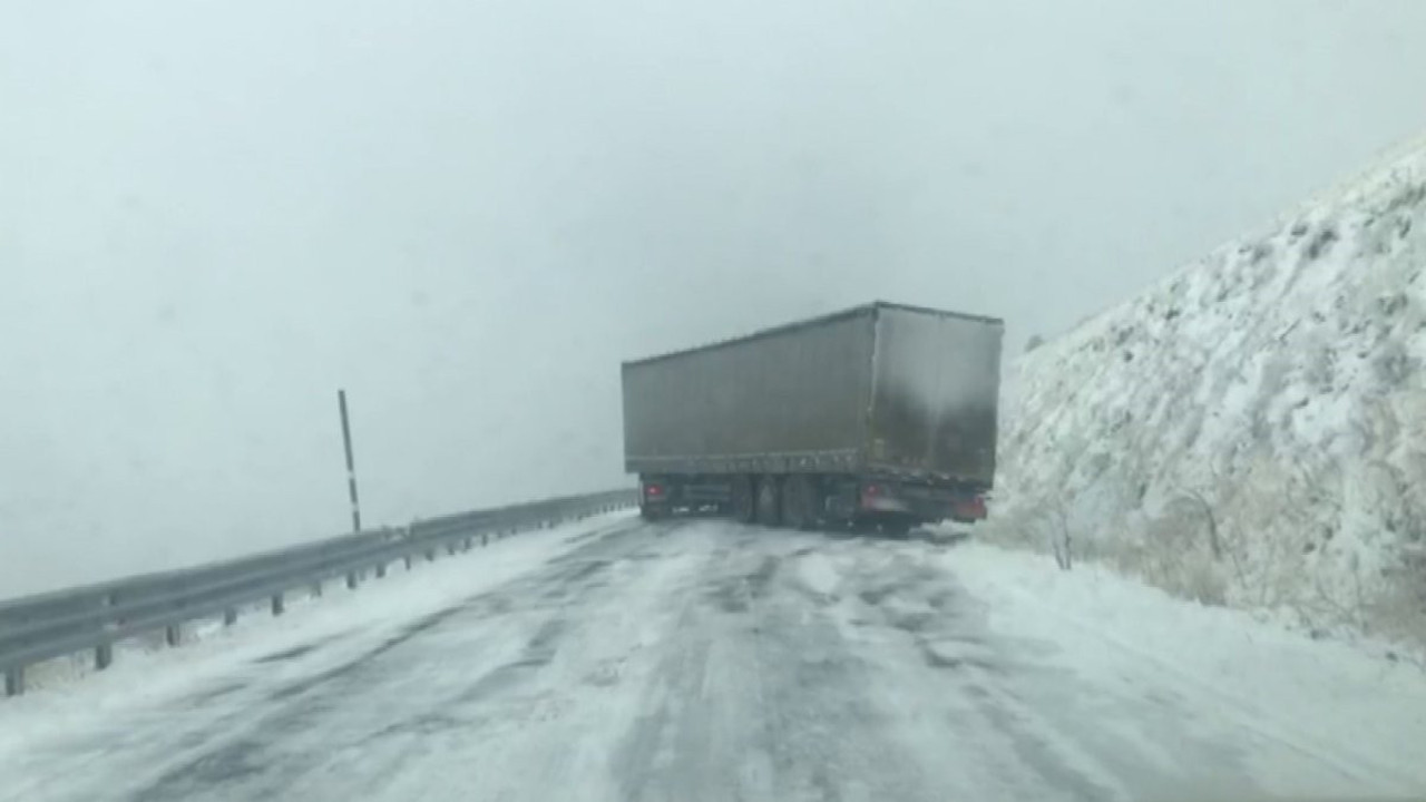 Sahara Geçidi'nde kar ulaşımı felç etti