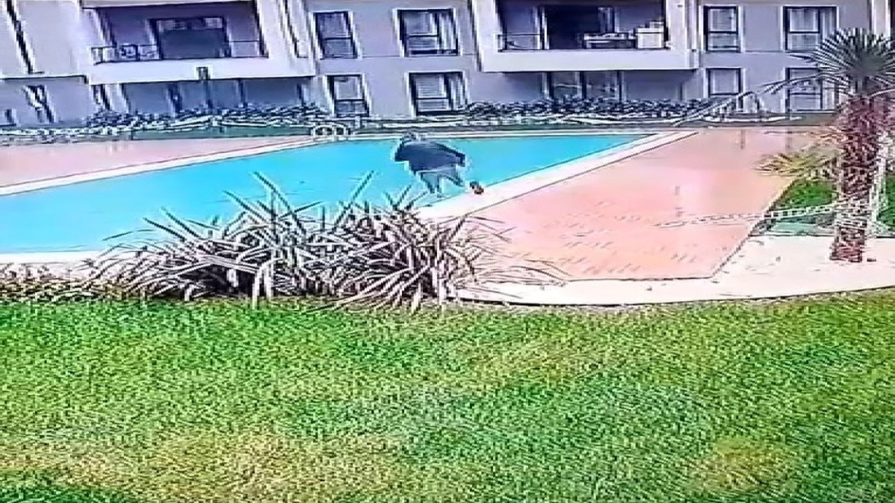 Bursa'da dalgın kurye dev gibi havuzun içine düştü