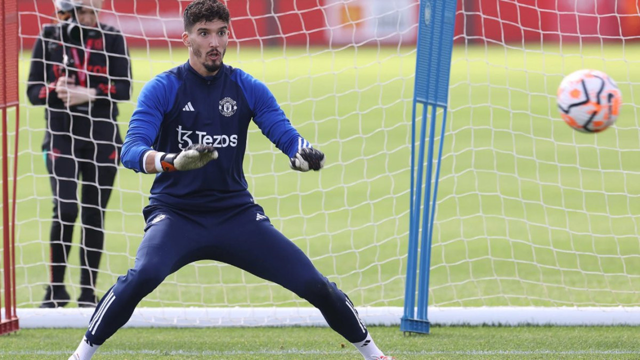 Manchester United'da Onana'nın sakatlığı sonrası Altay'a şans doğdu. İlk maçına Galatasaray karşısında çıkabilir