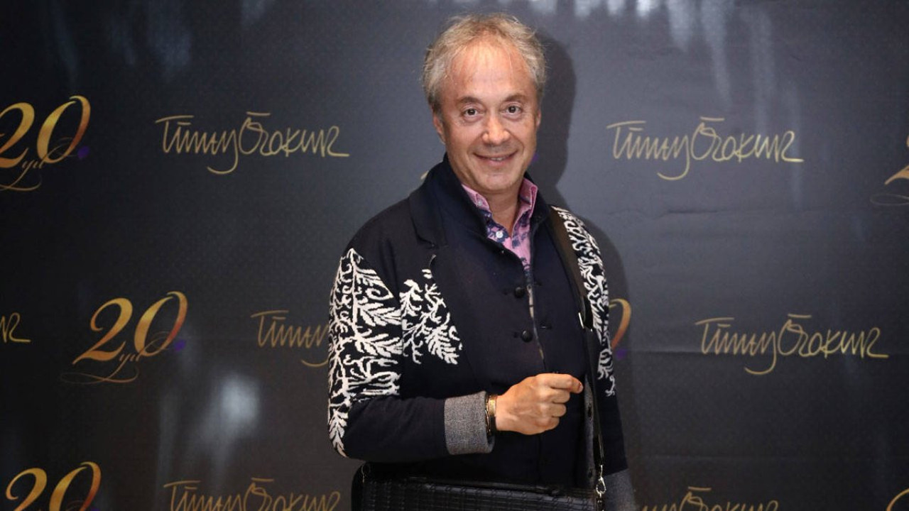 Türk Bayraklı tabutunun üstüne Fenerbahçe forması örtüldü. Metin Uca'nın vasiyeti yakılıp küllerinin Boğaziçi Köprüsü'nde atılmasıydı.