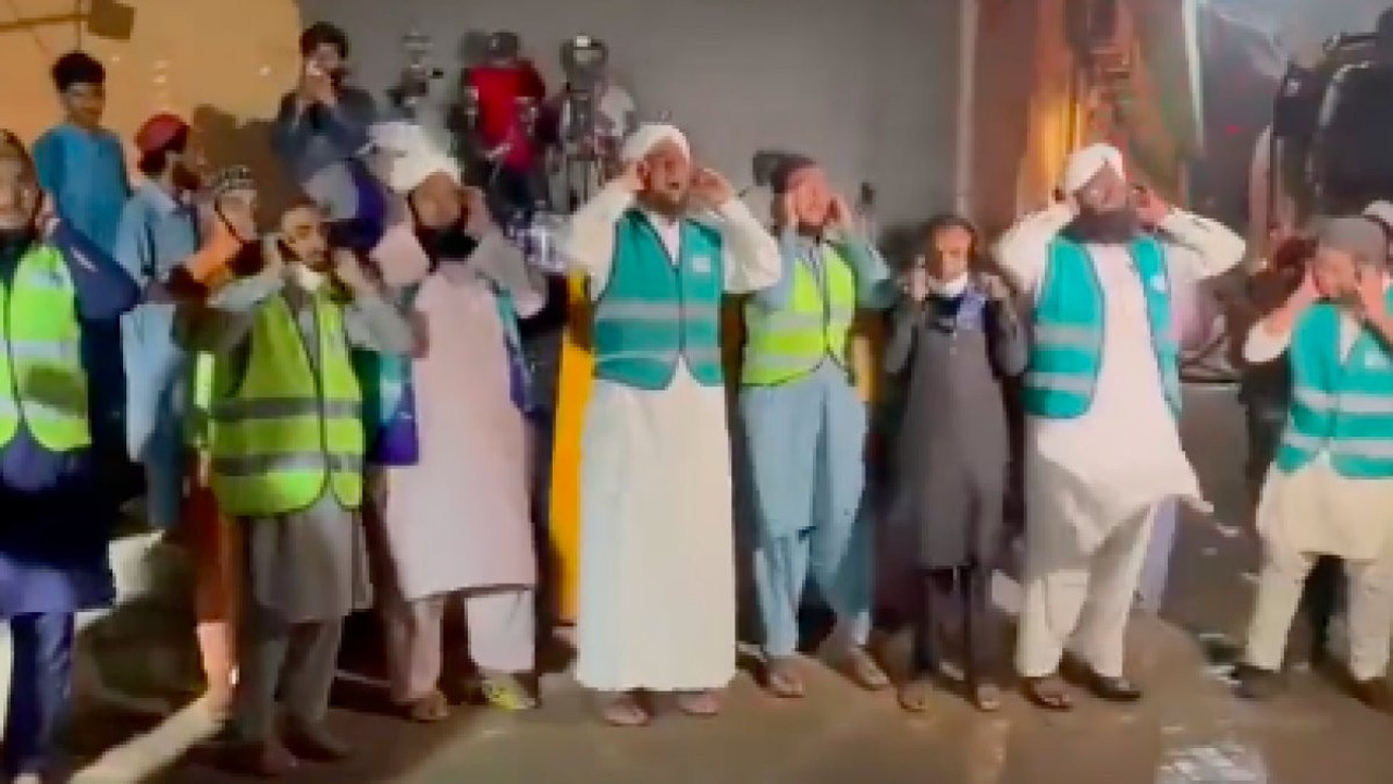 Yangını ezan okuyarak söndürmeye çalışanların videosu yeniden gündem oldu