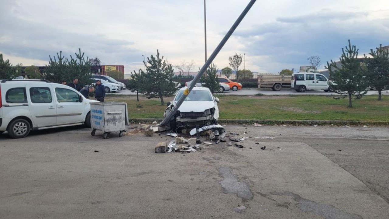 Fren yerine gaza basınca olanlar oldu. Elektrik direğini devirdi