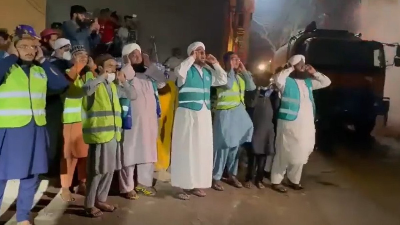 Yangını ezan ile söndürmeye çalıştılar yangın sönmedi