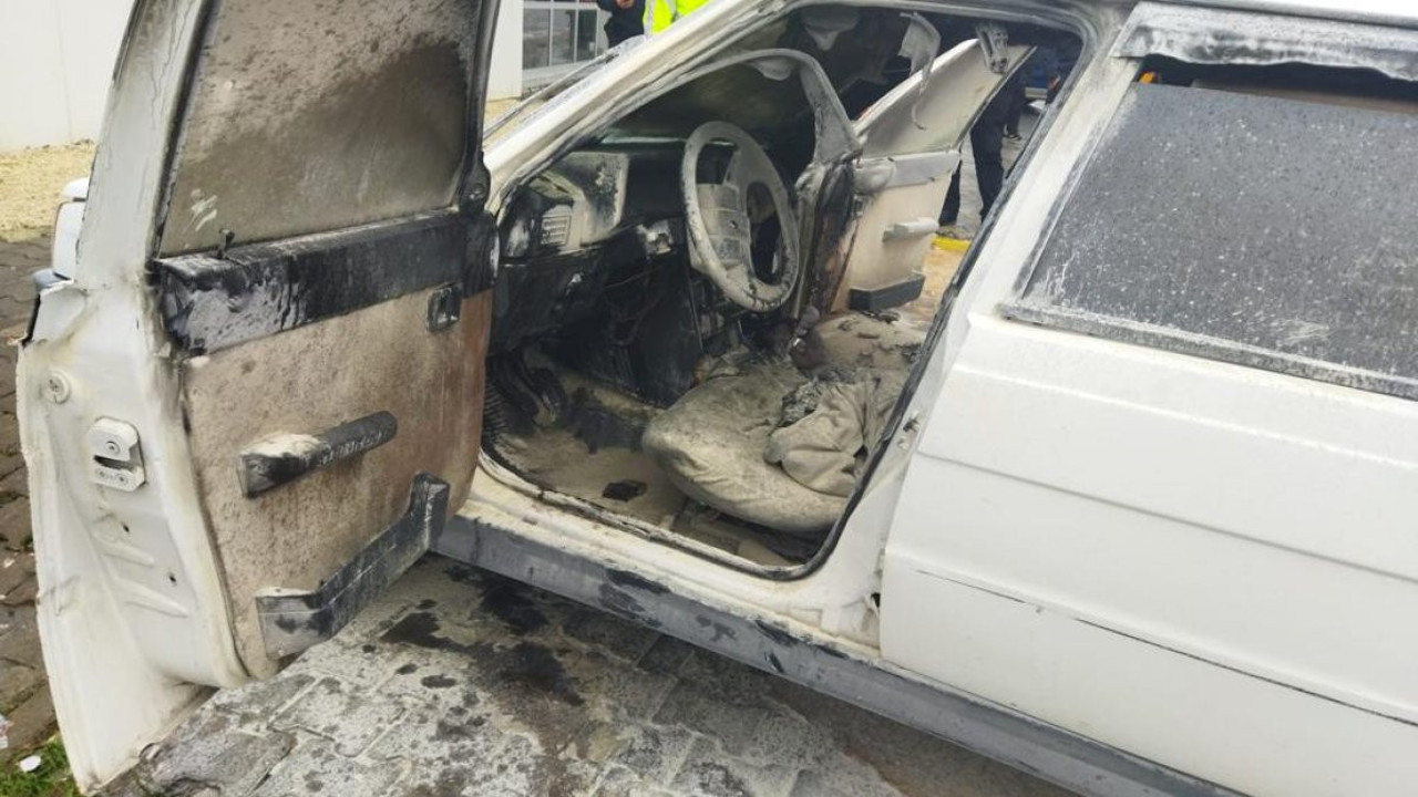 Acil servis önüne park edilen otomobil yandı (18 Kasım 2023)