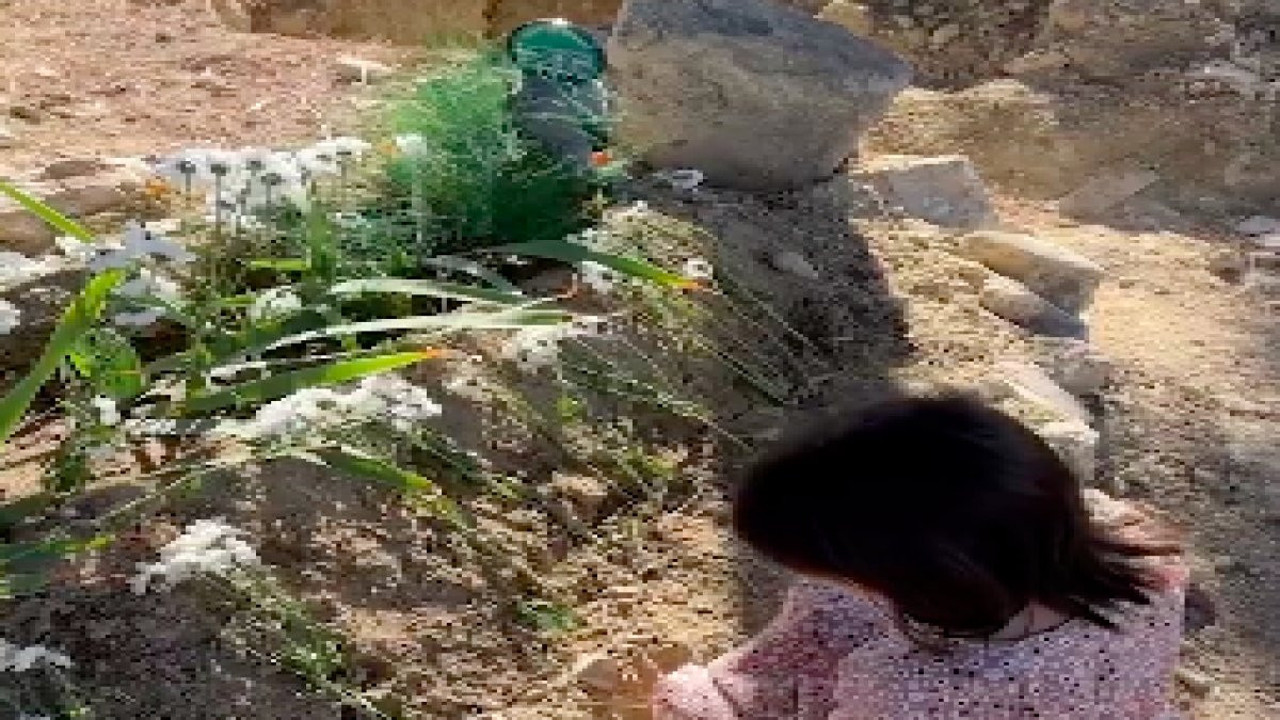 Ayşenur Parlak'ın kızı 8 yaşındaki Ela annesinin mezar ziyaretinde yürekleri sızlattı: "Çok güzel değil mi baba? Anneme göre olmuş"