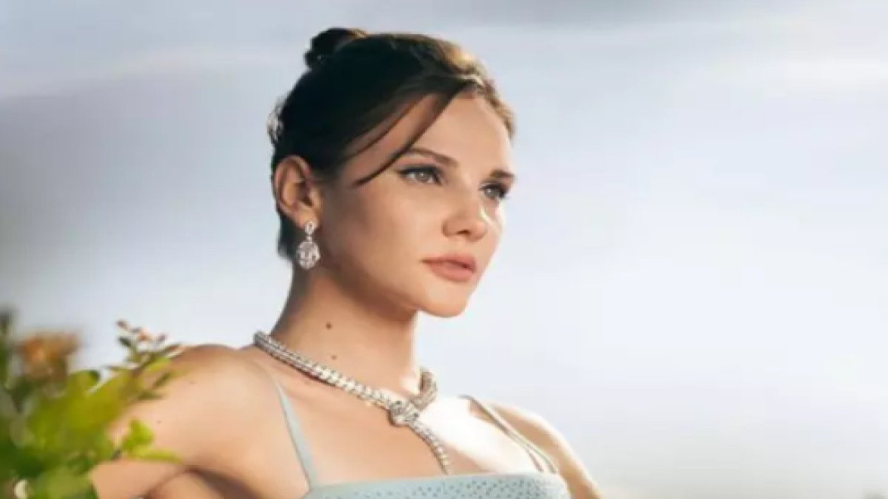 Alina Boz'un Rus annesini görenler abla kardeş sandı. Güzelliği ile kızını gölgede bıraktı