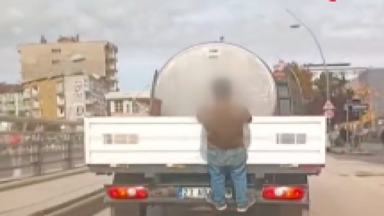 Elazığ'da kasalı aracın arkasına asılan çocuk tehlikeye davetiye çıkardı