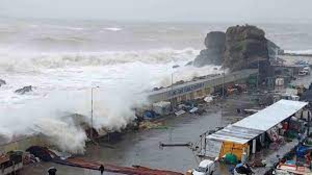 Fırtına yıktı geçti. 5 tonluk beton bloklar yerinden söküldü