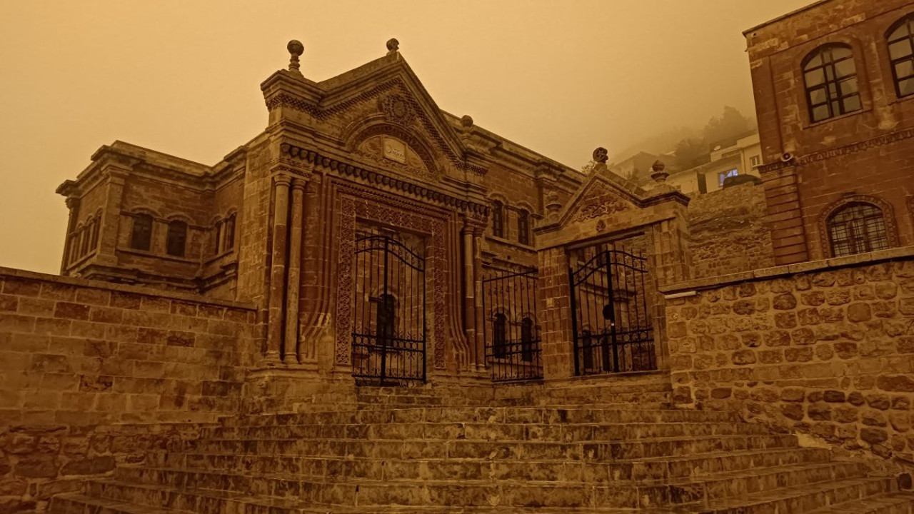 Mardin gündüz vakti karanlığa büründü. Görenler hayrete düştü