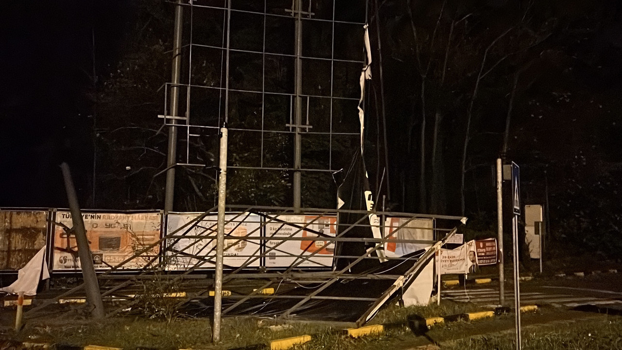 Zonguldak'ta etkili olan fırtına dev tabelaların asıldığı demir boruları bile yerinden söktü.