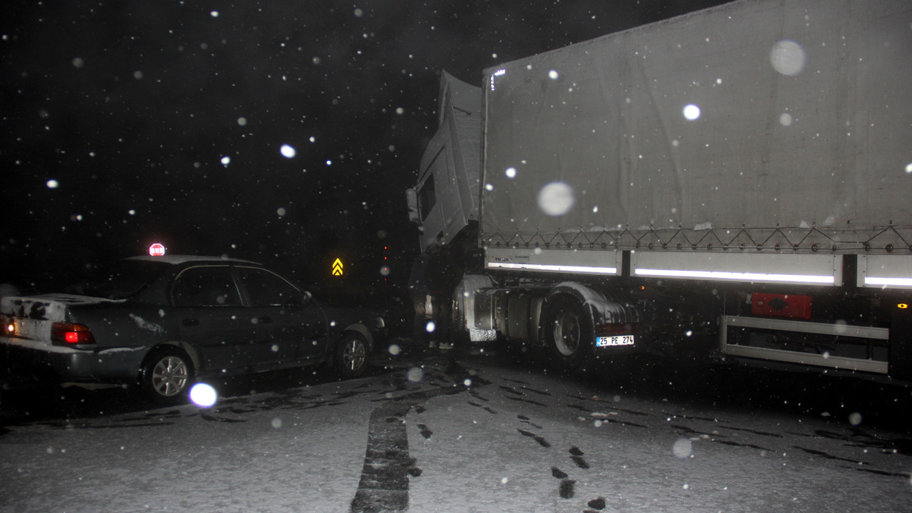 Kar ve tipi bastırdı. Araçlar yolda kaldı