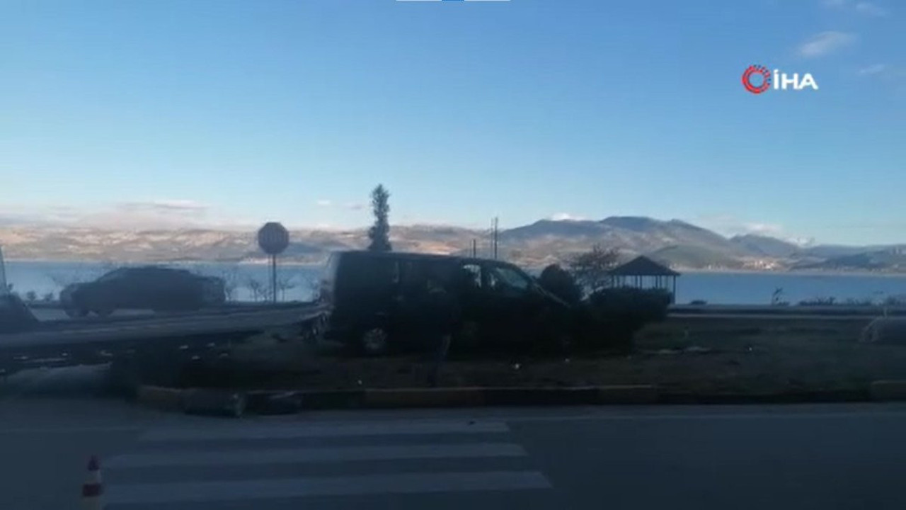 Isparta'da kaza yapan araçlar refüje çıktı