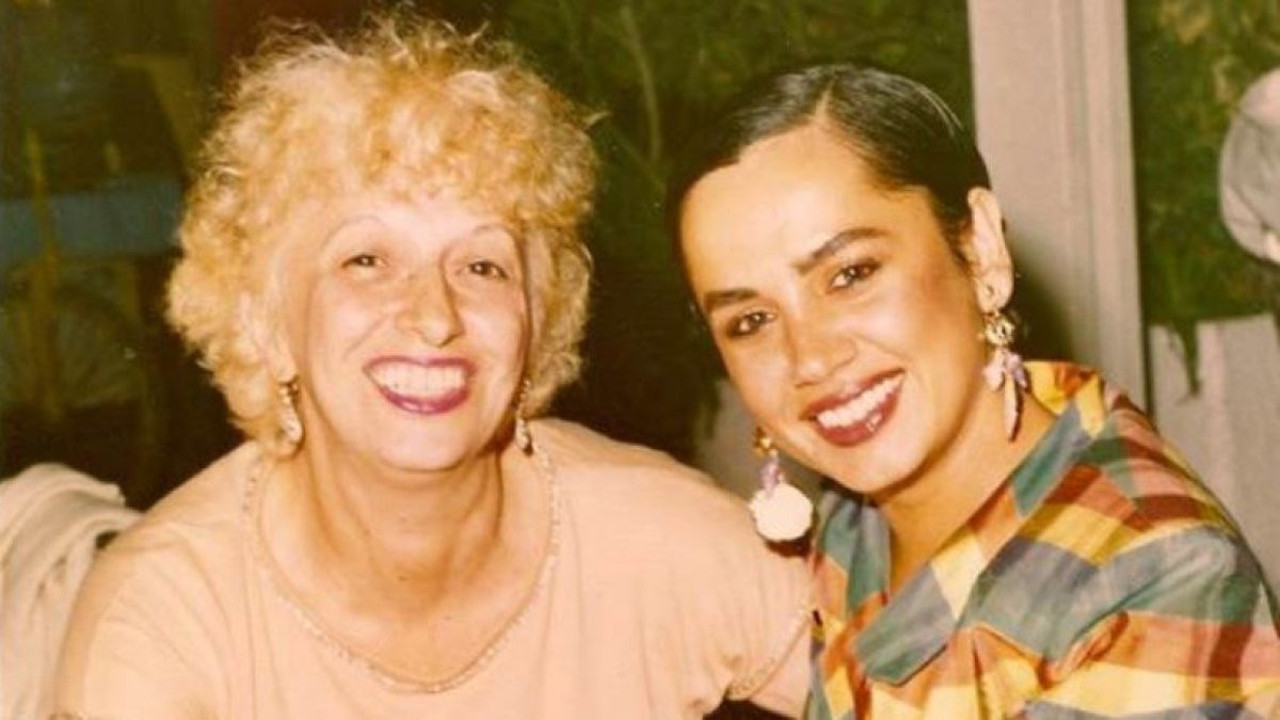 Kızın adı Ünzile'dir. Ünzile yıllar sonra konuşur. Müjde Ar'ın annesi Aysel Gürel turnede bir baba kız görür