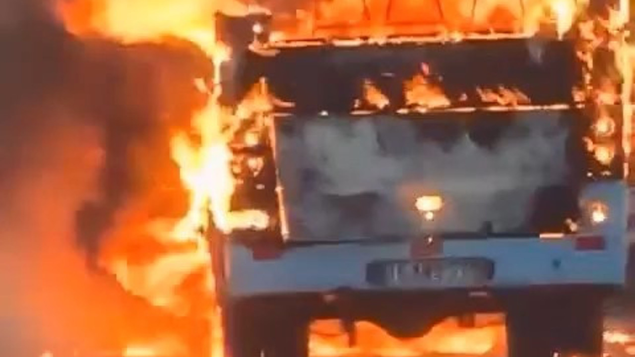 Mevsimlik işçileri taşıyan servis alev alev yandı