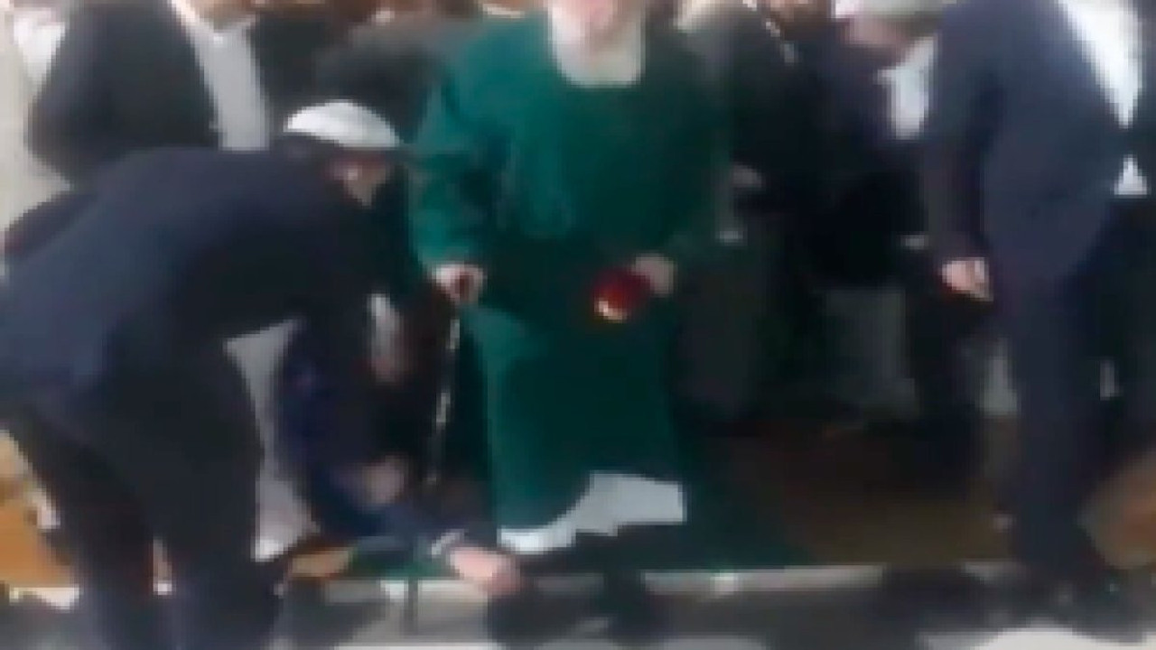 Menzil Tarikatı şeyhini karşılayan müritler baston şeyhin eline denk gelsin diye uğraştı