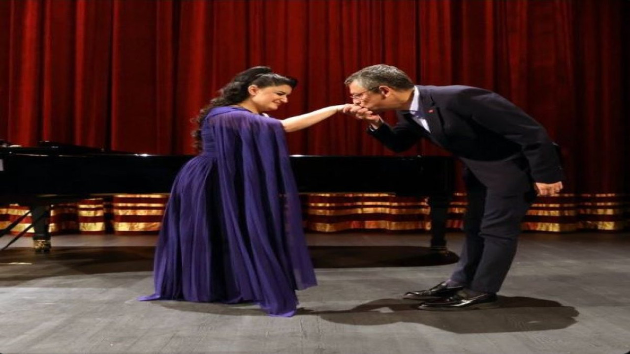 Yılmaz Özdil, Özgür Özel Kürdistancı kadının elini öpünce lafı gediğine koydu. 'AKP'ye yerel seçim afişi hediye edildi'