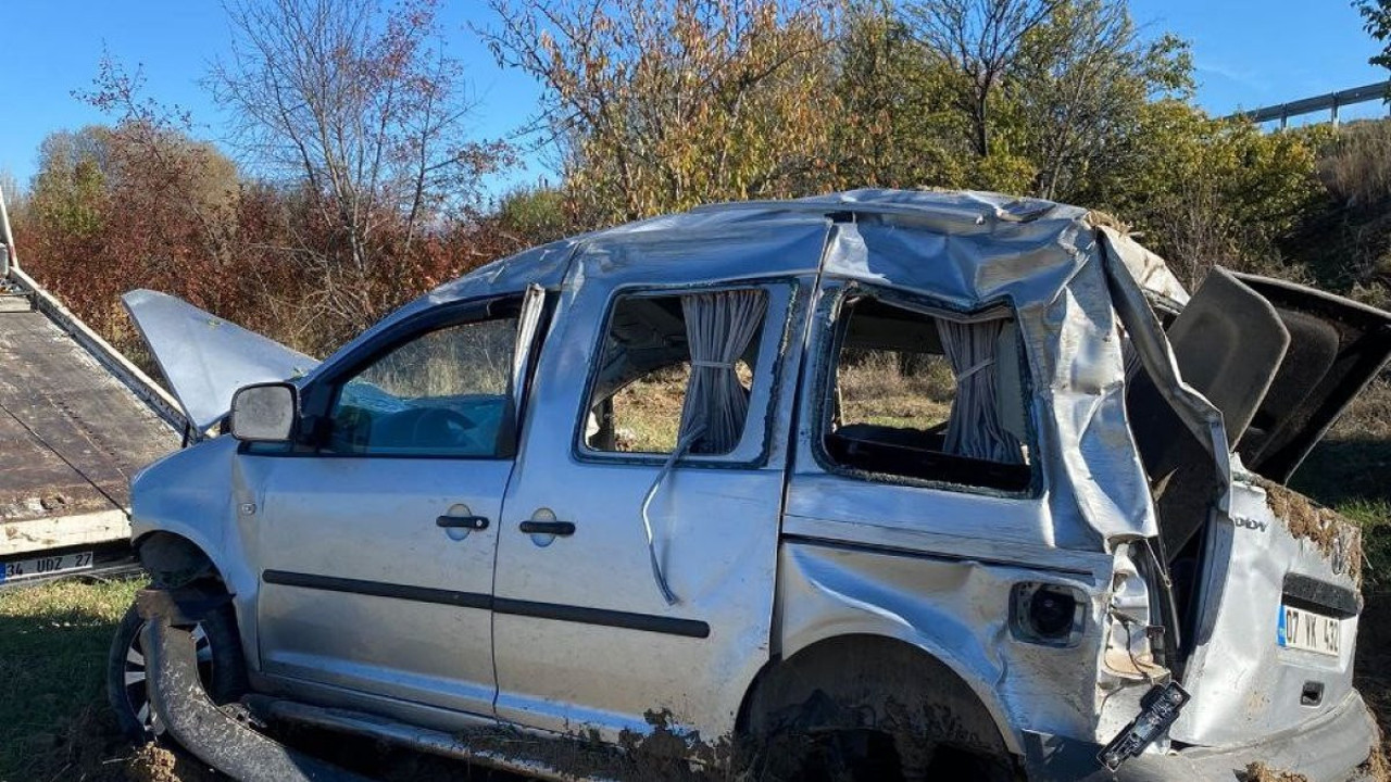 Takla atarak tarlaya uçan araçta 3 kişi yaralandı