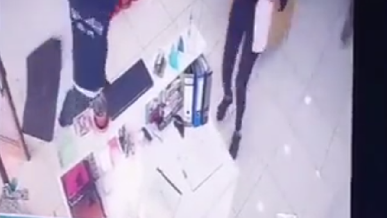 Doktora sandalye ile saldırdı. Doktorun kendi iyiliği için yaptığı müdahaleye kızdı