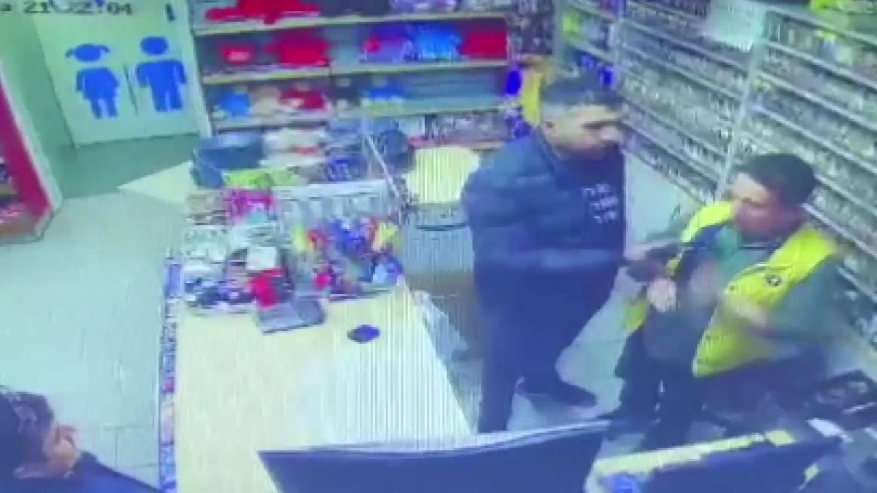 Benzinlikteki hırsızlık anbean kamerada. Silahı çekti yürüyerek geldi kasadan 22 bin lirayı alıp çıktı