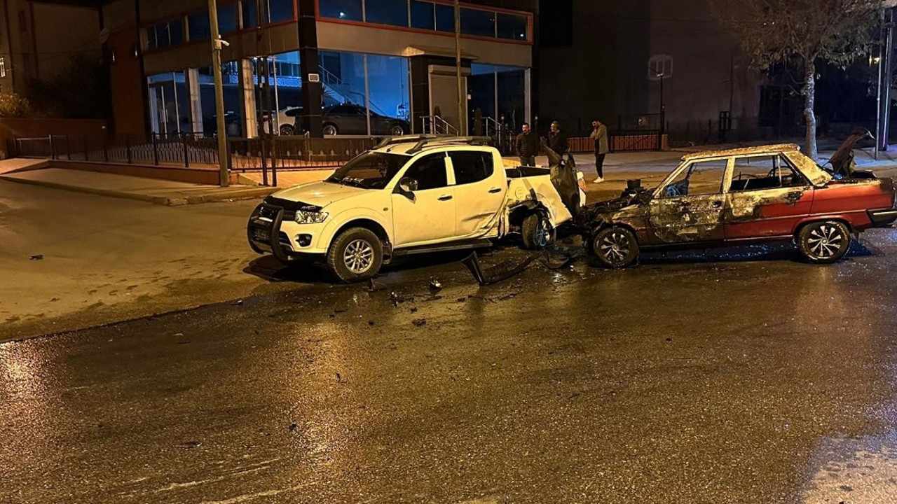 Merzifon’da pikap ile otomobilin çarpışması sonucu 4 kişi yaralandı