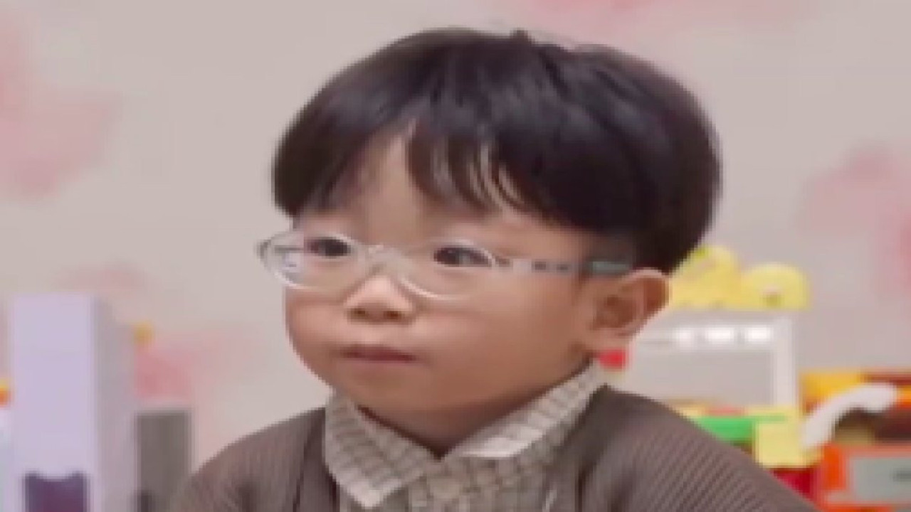 Bütün dünya Koreli küçük çocuğa üzüldü: “Evde hep yalnızım. Kimse benimle oynamıyor.”