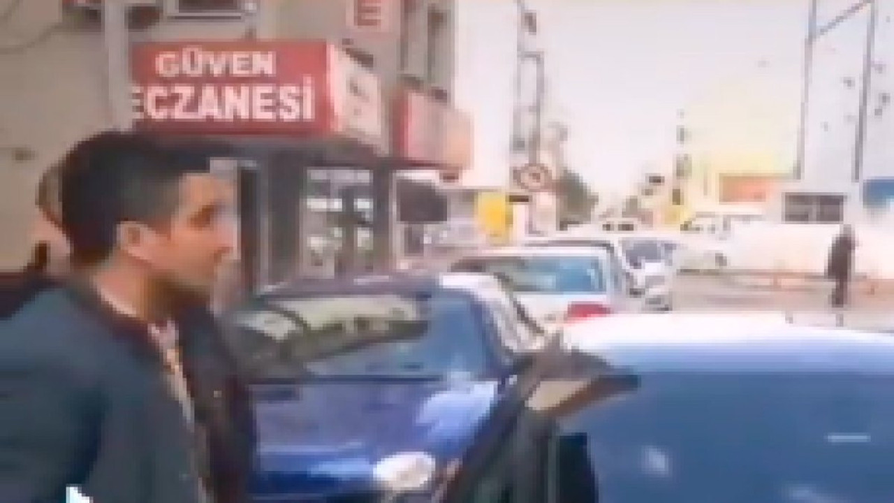 Yanlış yere park eden lüks aracı çizik içinde bıraktı, kaportaya adını yazdı