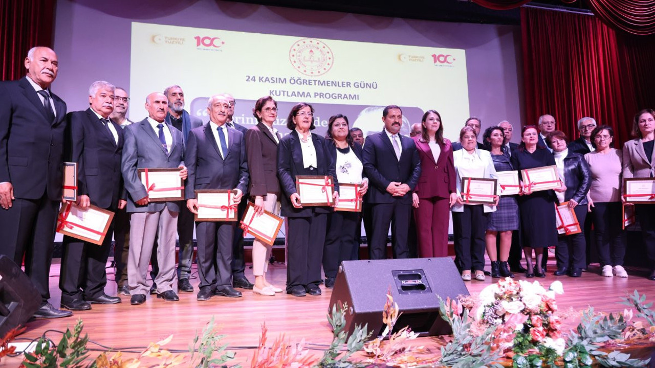 Deprem bölgesinde öğretmenler günü kutlaması