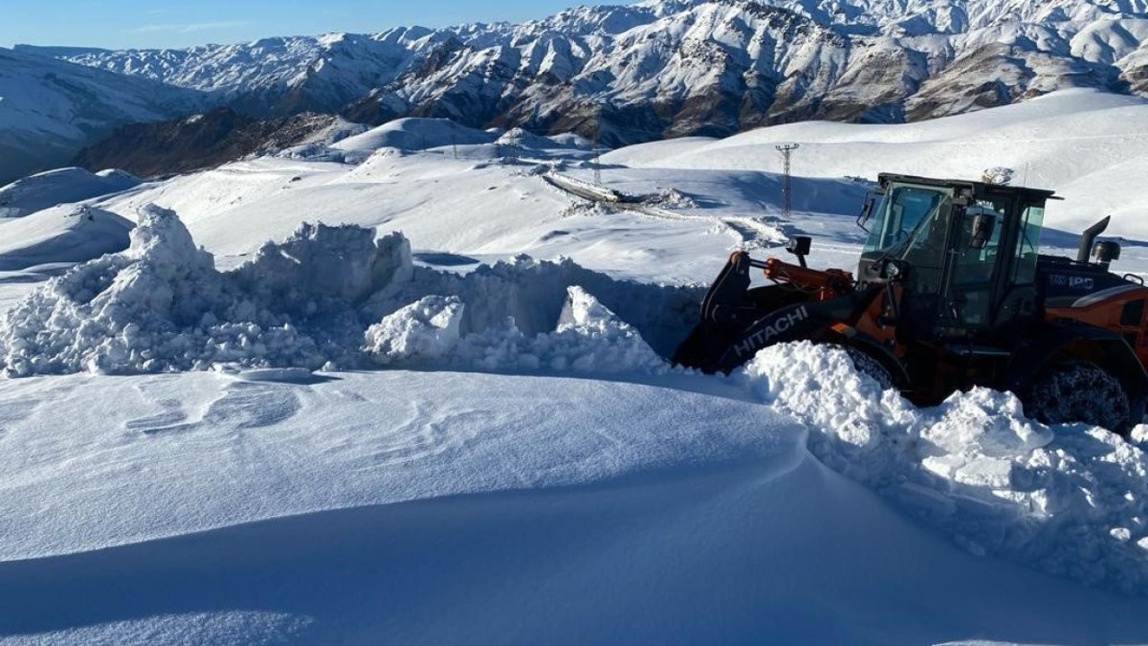 Şırnak'ta kar nedeni ile kapanan yollar açılmaya çalışılıyor
