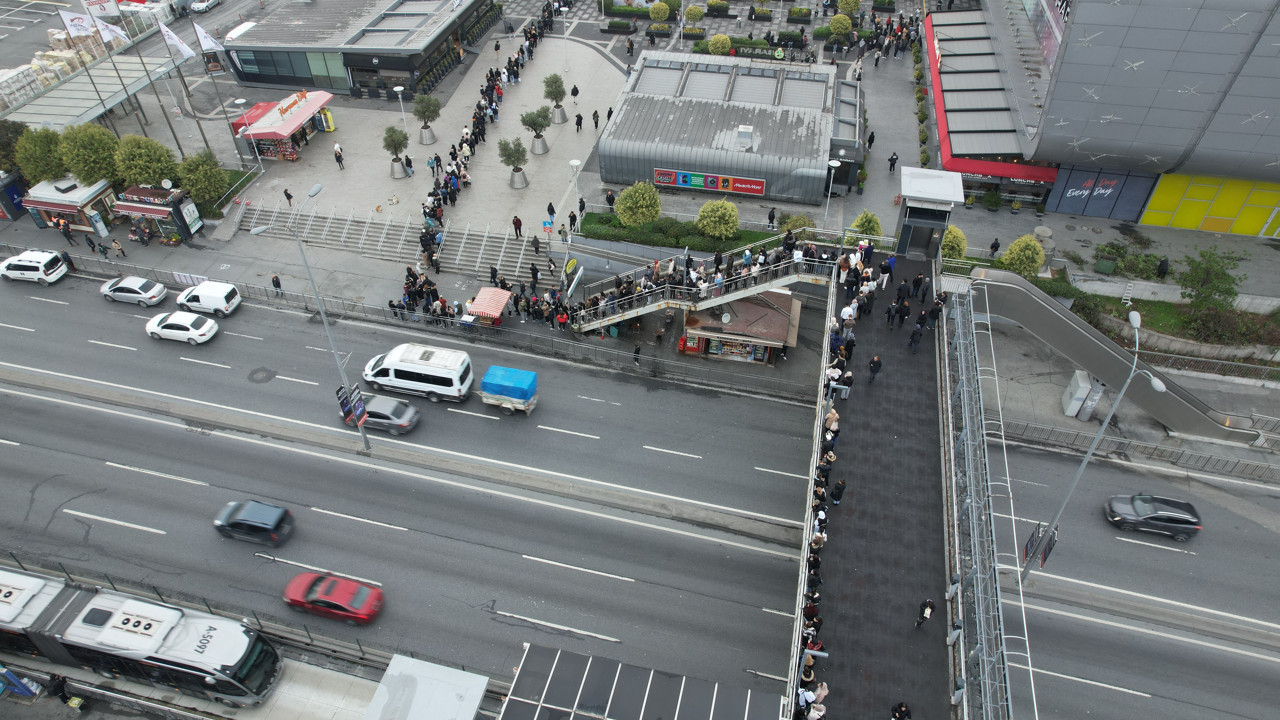 AVM önündeki kuyruğun ucu bucağı yok.Haberi alan koştu “her türlü savaşa hazırım” dedi