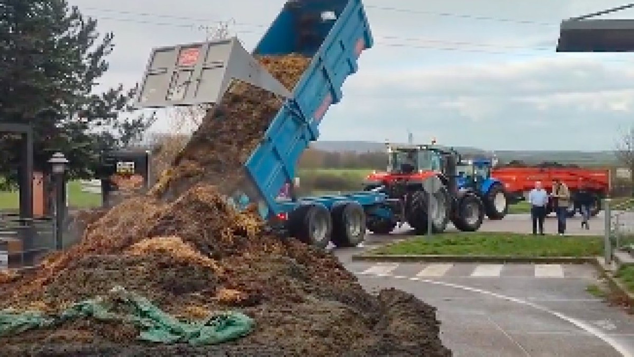 Çiftçiler fastfood zincirlerinin etleri başka ülkeden almasını şubelerin önüne gübre dökerek protesto etti
