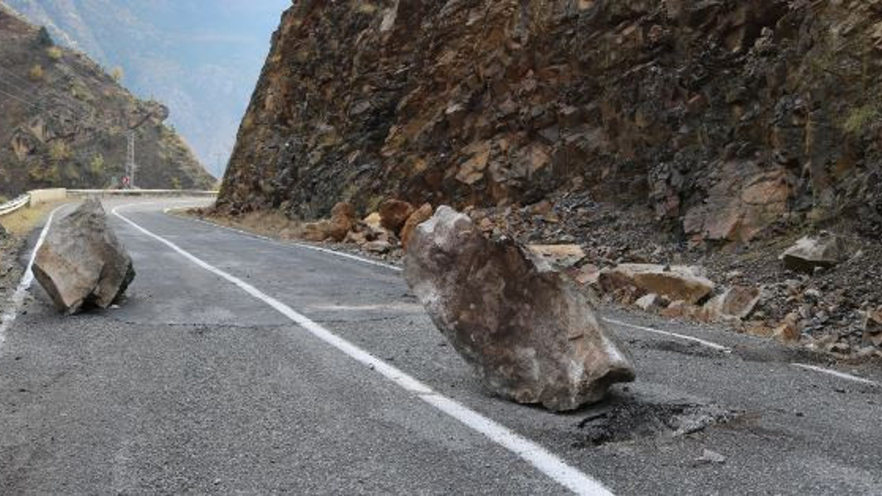 Artvin-Ardahan karayolunda heyelan