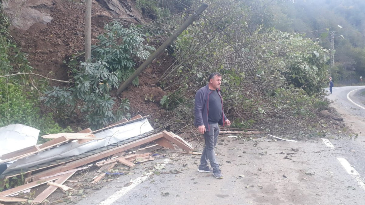 Rize'de heyelan! Toprak altında kalan boş durak yıkıldı