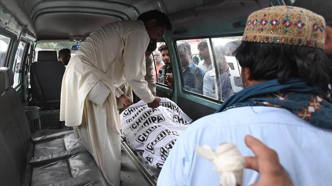 Karaçi'de alışveriş merkezi yangını: 11 ölü