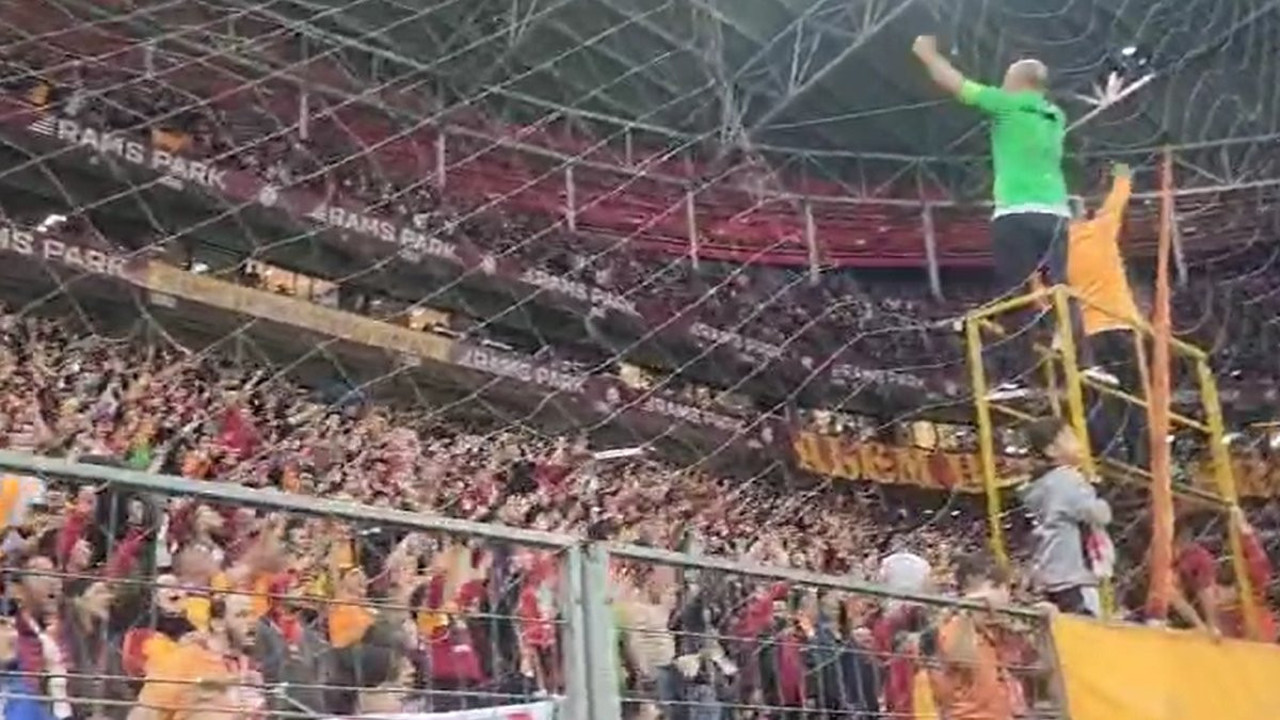 Galatasaraylı taraftarlardan tüyleri diken diken eden tezahürat. Stat inledi