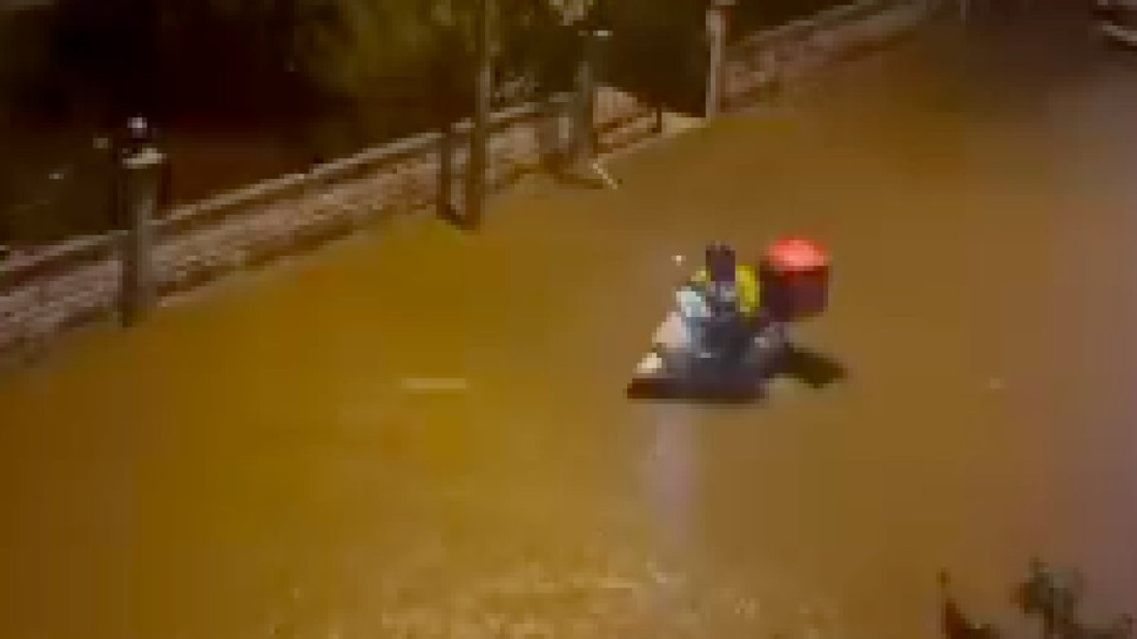 Siparişi yüzerek götürmeye çalışan kuryenin videosu gündem oldu