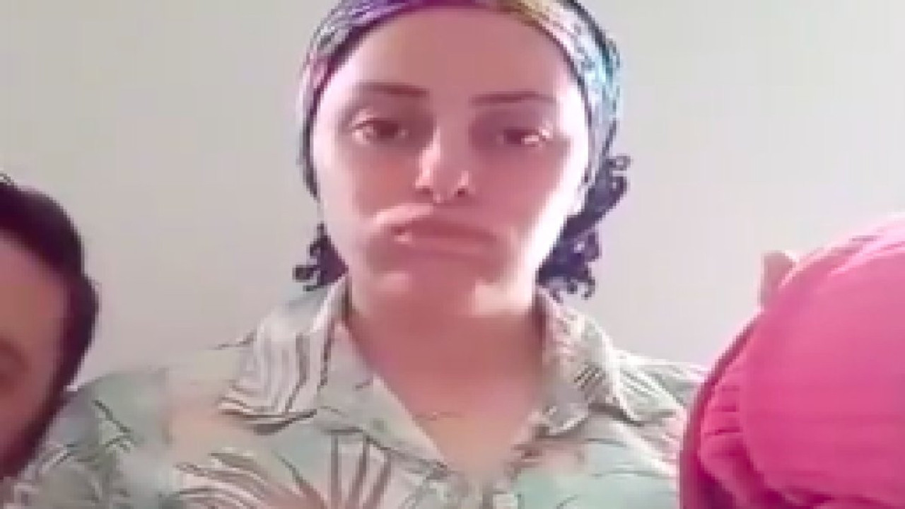 Dekoltesini açarak para kazanan kadının yayınına kocası da katıldı!