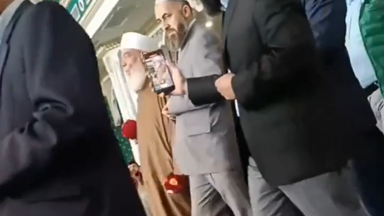 Menzil tarikatının müridi şeyhini görünce kendinden geçti