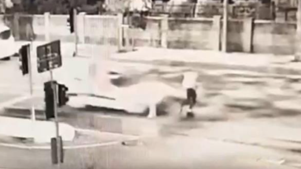 Ümraniye’de polise çarpıp kaçan sürücü kamerada