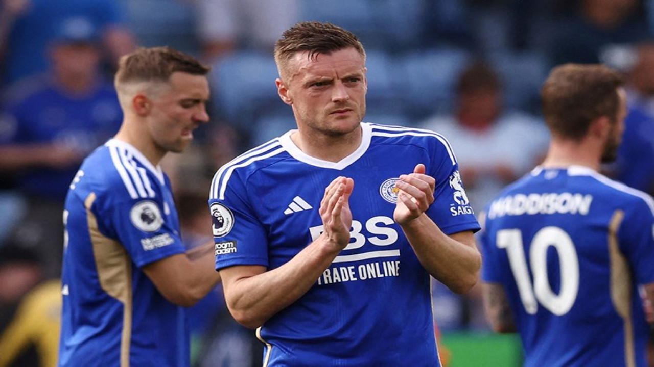 Jamie Vardy kaçan gol sonrası delirdi. Kendini yumruklamaya başladı