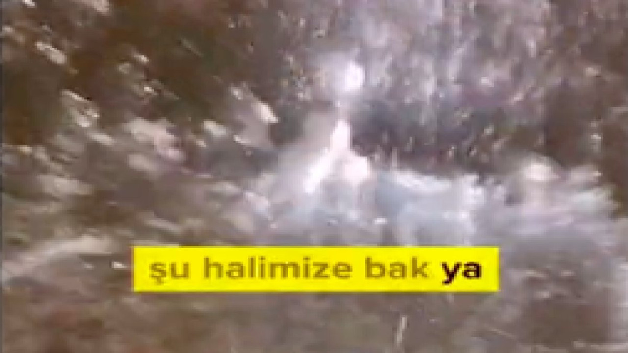 Yağışlı havada sipariş götürmeye çalışan motorlu kurye isyan etti: "Siparişim nerde kaldı diyor hala. Yüzerek geliyorum, yüzerek"