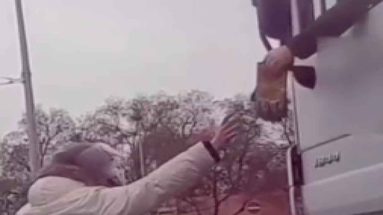 Soğukta elleri üşüyen kuryeye eldivenlerini veren kamyon şoförü